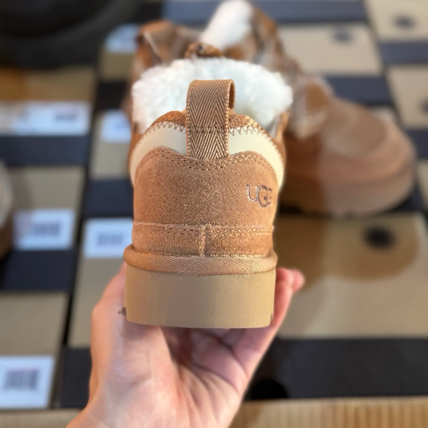 Local 💰600 Settlement in store 250 OEM grade 4032 Mel series Top workmanship level Super stable version ✔️ Good looks and texture online Suede leather + low-key logo look retro Classic two-color shoelaces can be worn as one shoe or two ✔️ So comfortable that you want to weld your feet on it Super light material + 5cm thick sole No tired feet after heightening Wool insoles are warm and breathable No stress on commuting and shopping all day long ✔️ I love the details: wide shoelaces for photos, sizes 34-40 are suitable for various foot types, slight stains can be wiped clean with a damp cloth, and the loose feeling in early autumn depends entirely on it. You can close your eyes and avoid stepping on thunder! 👟